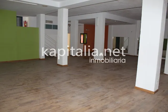 Se alquila  local comercial — 14