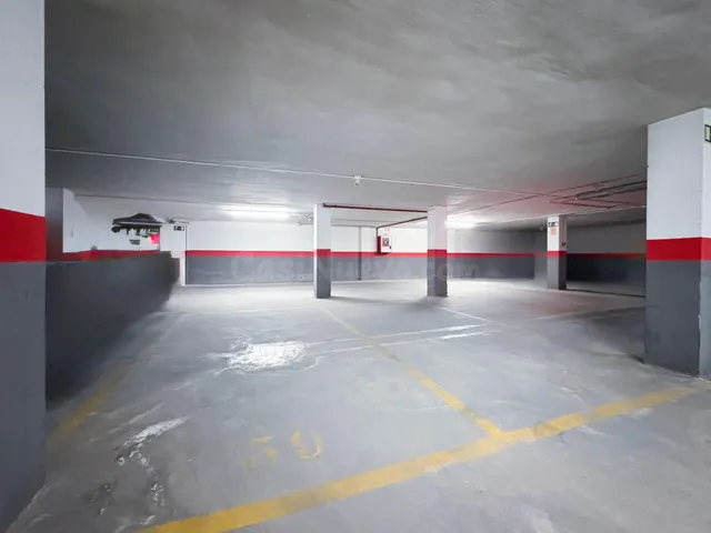 AMPLIA PLAZA DE GARAJE PARA SUV, BERLINA O COCHE Y MOTO JUNT