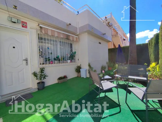 Espacio exterior, luz y privacidad en este adosado reformado en esquina con gran terraza y piscina comunitaria — 17