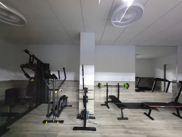 Moderno apartamento muy espacioso, en esquina, 3 dormitorios, 3 baños, parking, piscina, a 5 minutos a pie de la Playa del Cura — 45