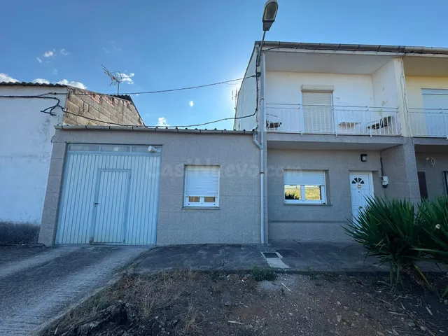 SE VENDE ADOSADO EN POSADA DEL BIERZO, MAS UNA FINCA URBANA 