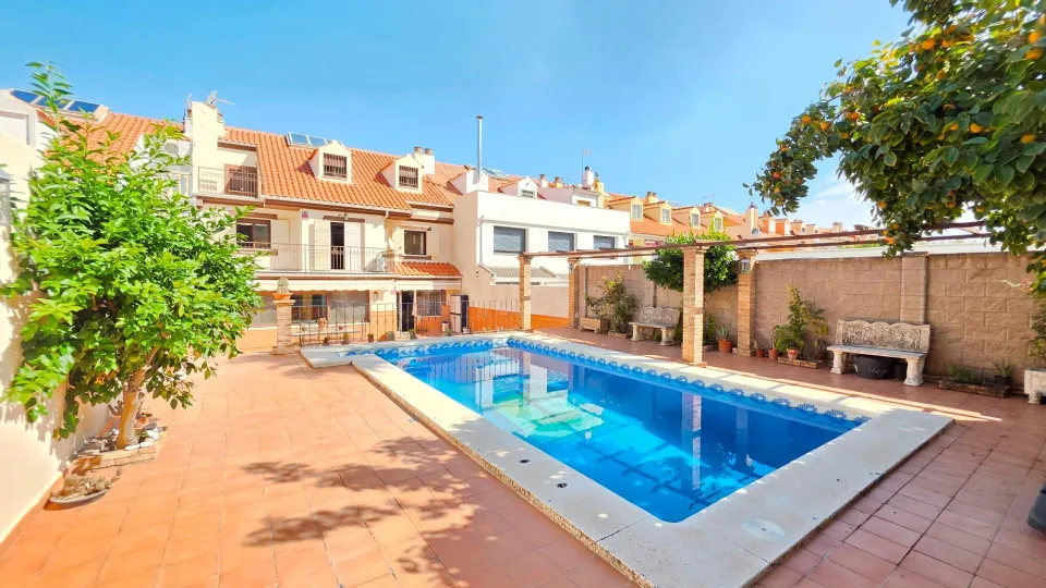 ¡increíble casa adosada con piscina privada en urbanización azahar!