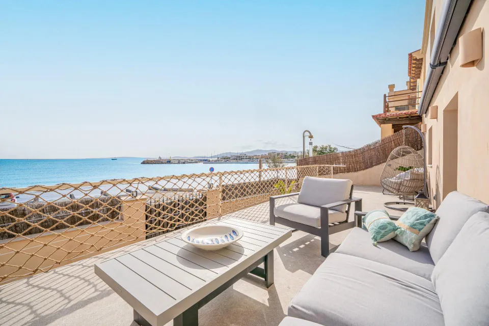 Casa con piscina en primera línea de mar en Cala Gamba