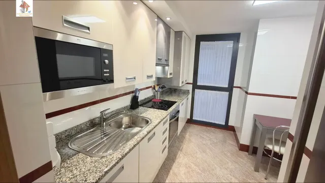 ALQUILER DE PISO AMUEBLADO DE DOS DORMITORIOS CON PLAZA DE G - foto 2
