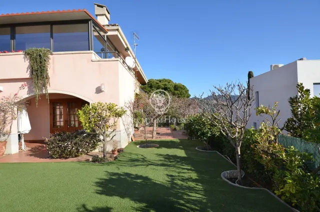 Casa con piscina en venta con vistas espectaculares en Alell - foto 5