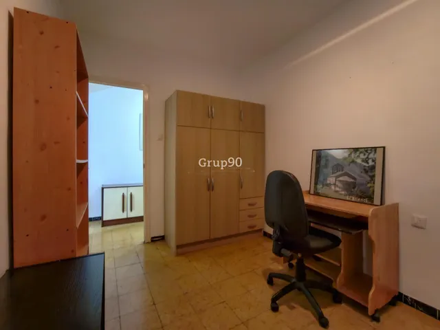 Piso económico con balcón en Plaza del Treball (Lleida) — 27