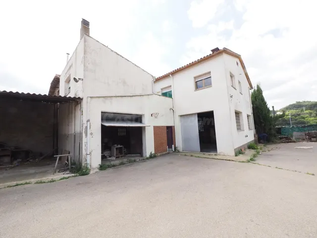 SE VENDE CASA CON ALMACÉN EN POBLA DE CLARAMUNT - foto 2