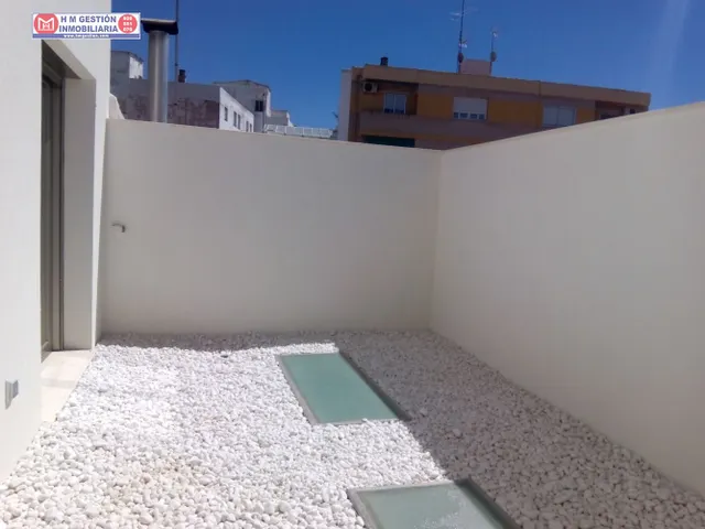 local totalmente nuevo, con mas de 140 metros, en policlínica de nueva creación, con despacho y aseo, ascensor, suelos de tarima, muy buena iluminación natural, cercano al hospital. Tambíen se pue — 18