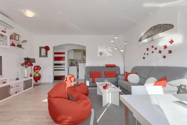 Modernidad en el Corazón de Roses: Tu Hogar a un Paso del Ma - foto 5