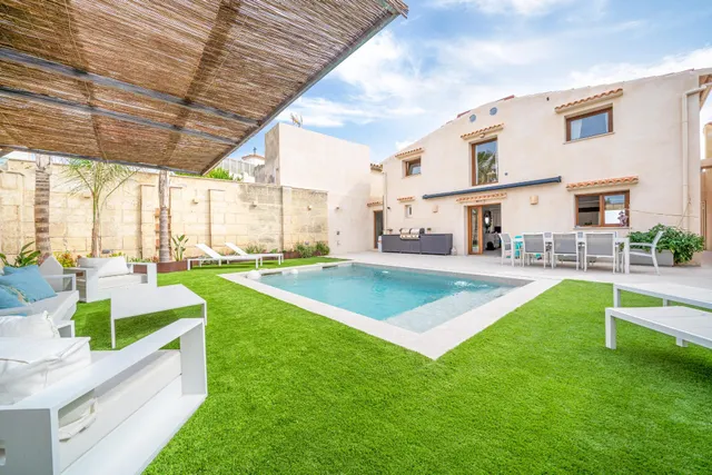 Casa con piscina en primera línea de mar en Cala Gamba — 20