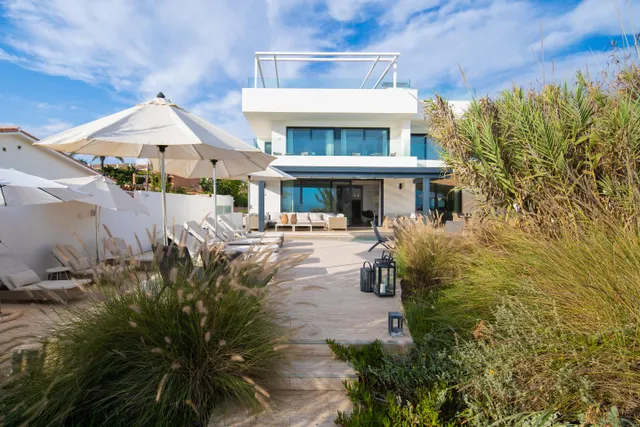 Spectacular Beachfront Designer Villa in Marbella — 28