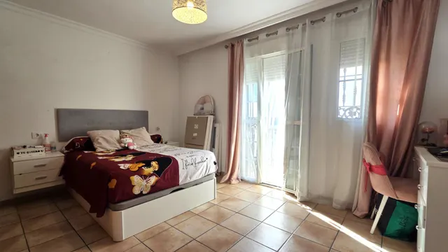 Casa adosada con amplios espacios interiores y exteriores, próxima a María Guerrero — 4