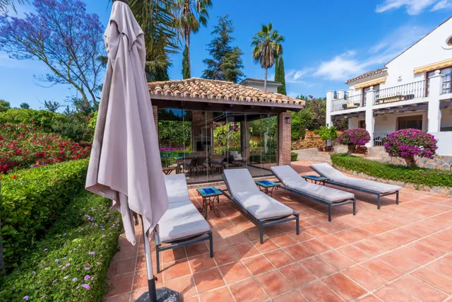 Elegante casa andaluza con vistas al golf en El Paraíso — 16