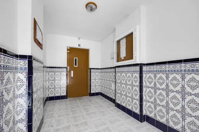Apartamento semi reformado con orientación sur, vistas laterales al mar y piscina comunitaria. — 23