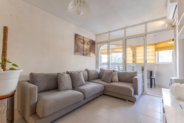 APARTAMENTO DOS DORMITORIOS ZONA LA VELETA . — 13