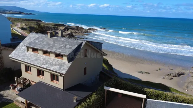Espectacular chalet seminuevo a pie de playa en la costa de  - foto 3