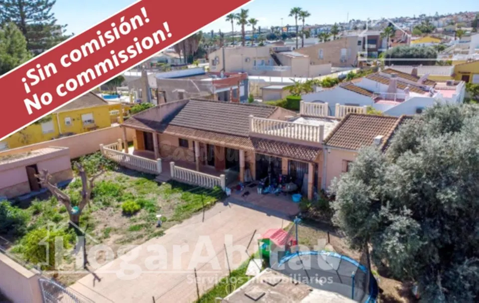 Diseña el hogar de tus sueños frente a la laguna en este gran chalet independiente con solárium y garaje cerrado en Los Balcones