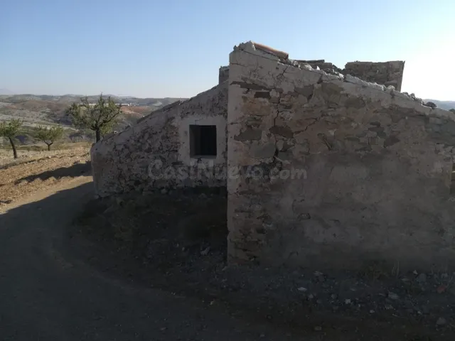 CASA DE CAMPO PARA REFORMAR EN FINCA DE 69.000M2 EN LA ZONA  - foto 3