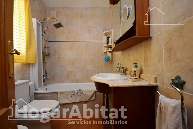 CHALET PAREADO CON TERRAZA Y GARAJE JUNTO A LA PLAYA — 34
