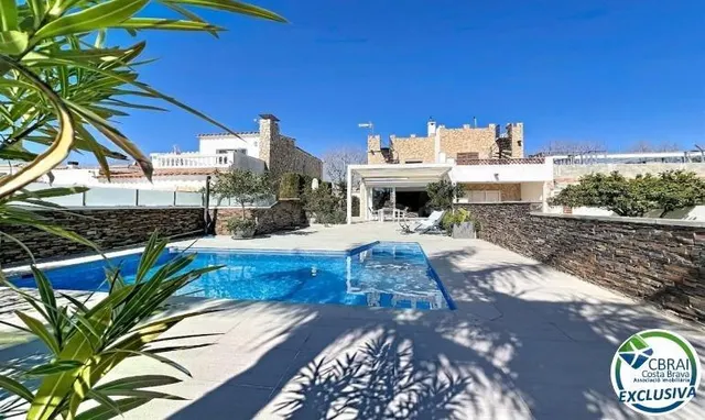 Casa renovada al sur, con piscina y acceso a un canal amplio - foto 2
