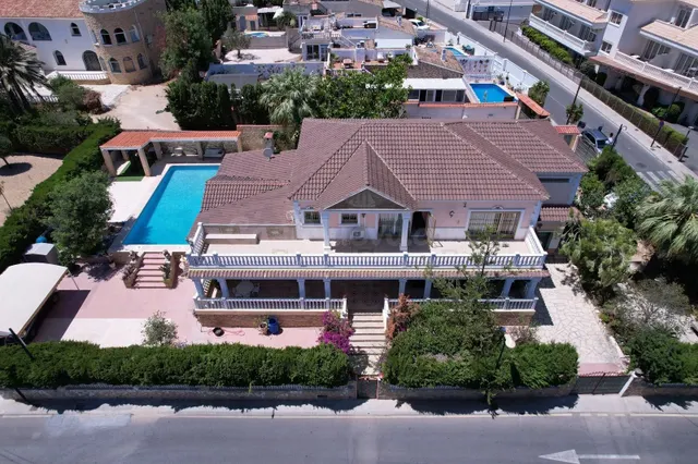 CHALET INDEPENDIENTE DE LUJO EN ALQUILER EN LA NUCÍA | 6 DOR