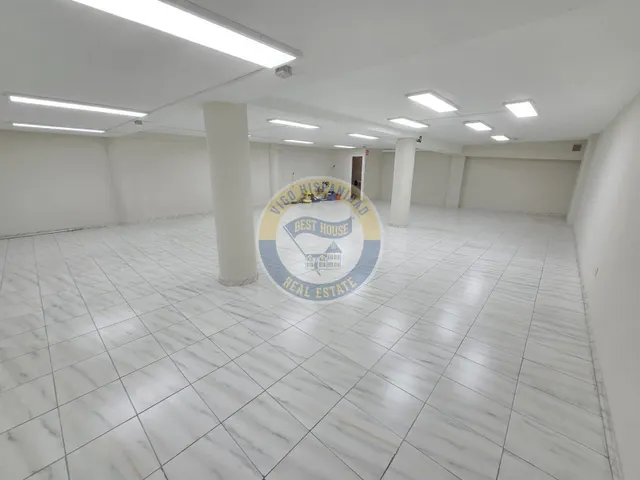 Bajo comercial de gran visibilidad — 24