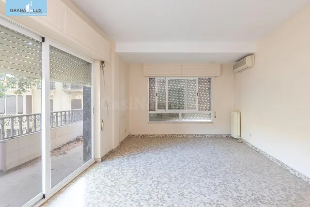 Piso en esquina con terraza y vistas a Plaza Mariana Pineda, Granada — 5