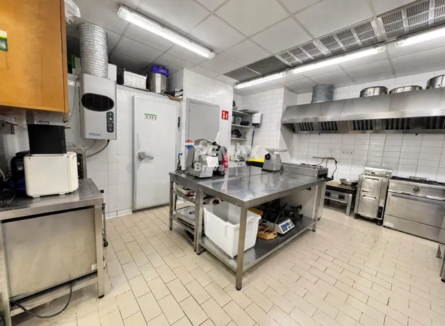 Oportunidad Única: Local comercial. Rostisseria equipada en Venta en Flaçà, Girona. A un paso de la Estación de Tren. — 25