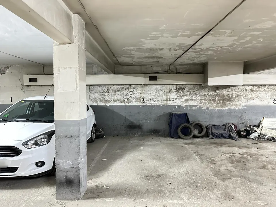 Plaza de parquing de coche mediano