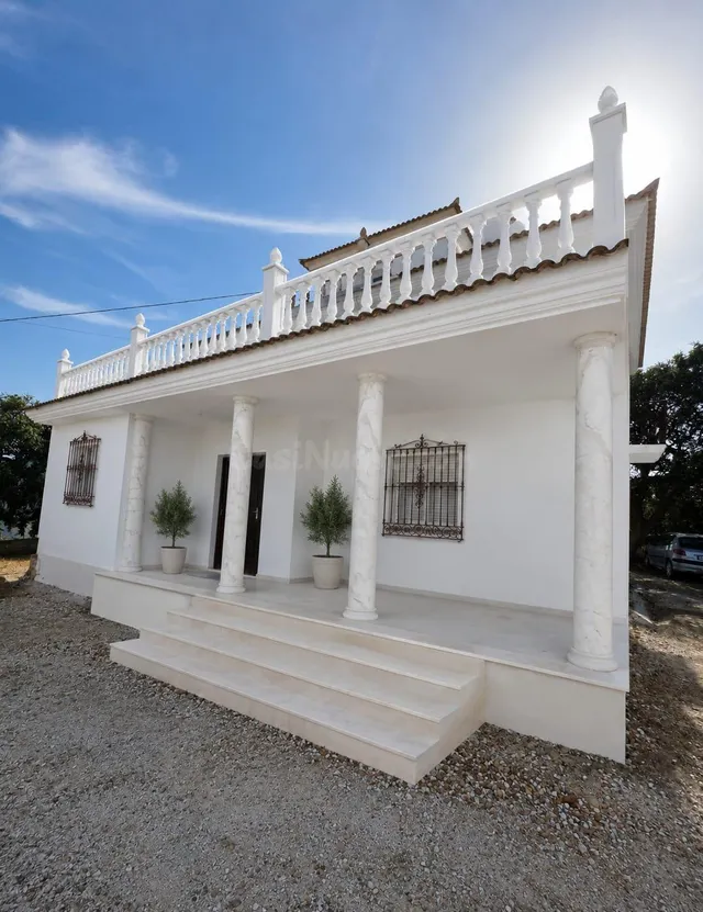 Casa independiente con más de 1.000 m2 de parcela urbana y v