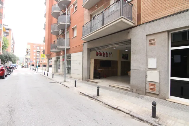Local de 81 m2 a pie de calle con puerta automática — 2