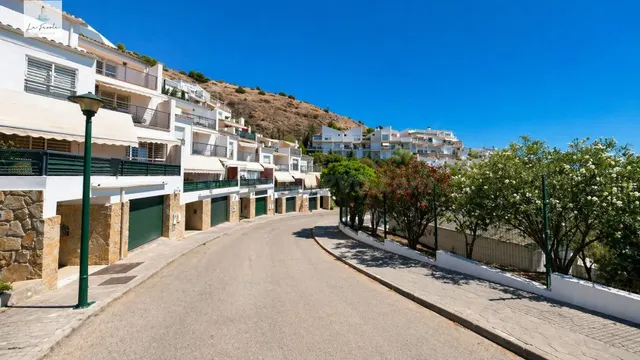 CHALET ADOSADO DE LUJO EN URBANIZACION MIRADOR DE GIBRALFARO - foto 2