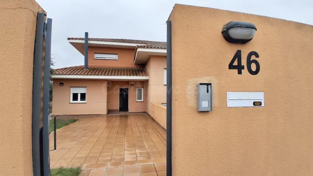 Urbis te ofrece un chalet pareado en venta en Urb. Oasis Gol - foto 2