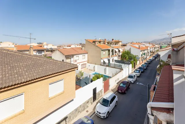Vive en el corazón de Armilla: 4 dormitorios, patio, terraza y garaje — 22