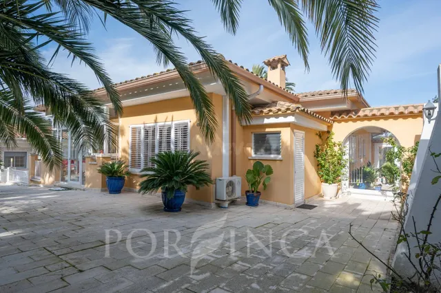 Amplia villa en gran parcela llana cerca de la playa y del c
