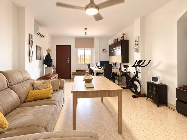Se vende vivienda de tres dormitorios, dos patios privados y garaje en Algeciras, mirador de moncayo. — 7