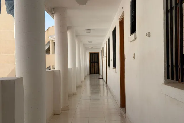 Estupendo apartamento con amplia terraza y piscina comunitaria, idoneo como vacacional, rodeado de todos los servicios — 24