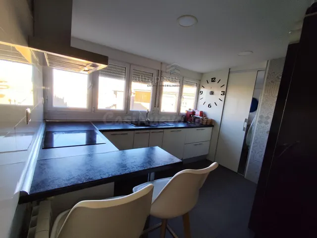 EXCLUSIVO ÁTICO CON TERRAZA Y GARAJE INCLUIDO EN ZONA ARQUIT - foto 3