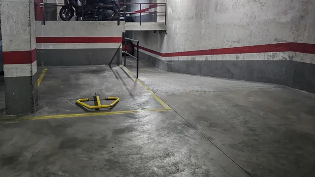 PLAZA DE PARKING AL LADO DE LA AVENIDA CALLE AZORIN — 3