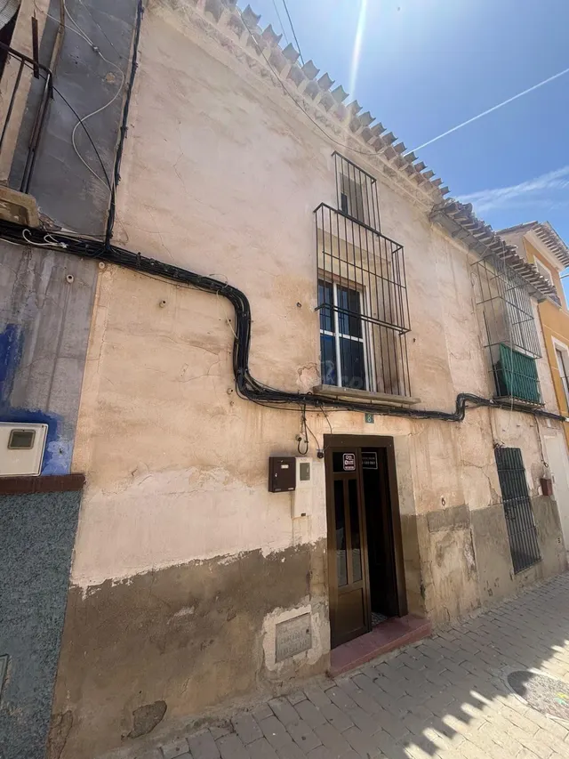 Casa adosada con gran potencial en Mula