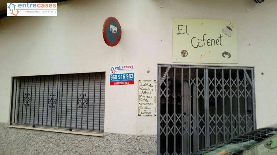 PLANTA BAJA ESQUINERA, ZONA CALLE CALVARIO, SE VENDE COMO LOCAL COMERCIAL O PLANTA BAJA.