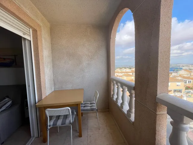 Apartamento exterior con vistas despejadas y piscina comunitaria en Torrevieja — 15