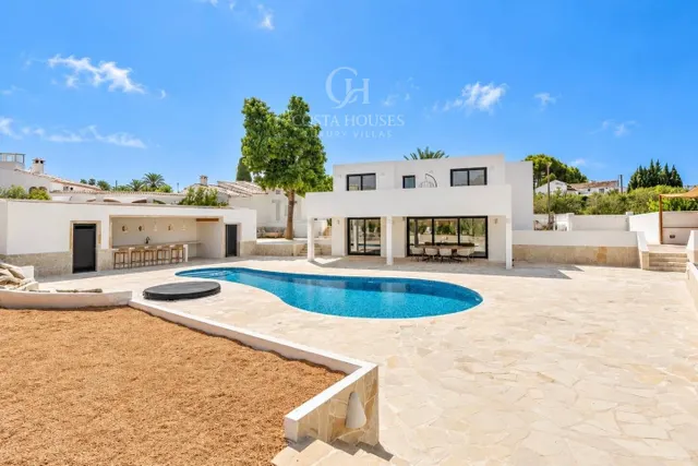 Villa arbela · luz, vida exterior y vistas abiertas al montgo en javea — 18