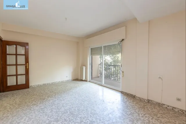 Piso en esquina con terraza y vistas a Plaza Mariana Pineda, Granada — 6