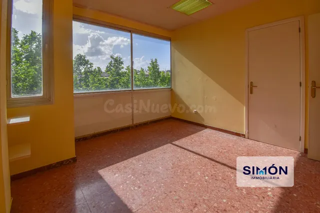 Magnífico local de 76 m2, luz natural y 3 salas, en el passe - foto 2