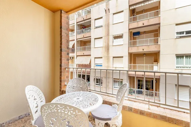 Apartamento con terraza, Alicante, Torrevieja, Playa del Cura. 3 habitaciones, 72 m2, 130 metros del mar — 2