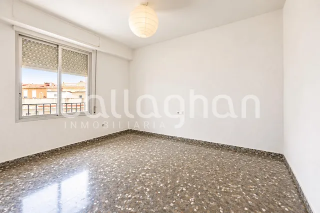 Piso con gran potencial de reforma en ruzafa – 4 habitaciones y 2 balcones — 32