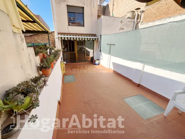 MAGNÍFICA CASA REFORMADA CON TERRAZA EN EL CENTRO - foto 2
