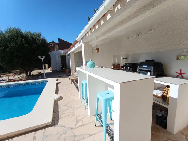 Exclusiva villa reformada y moderna con vistas al mar y montaña, piscina, cocina de verano y apartamento independiente — 12