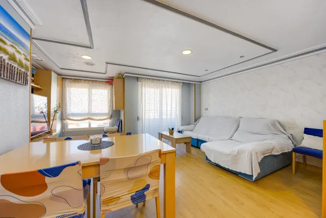 Amplio piso con 4 dormitorios, terraza y garaje en el centro de Torrevieja — 8